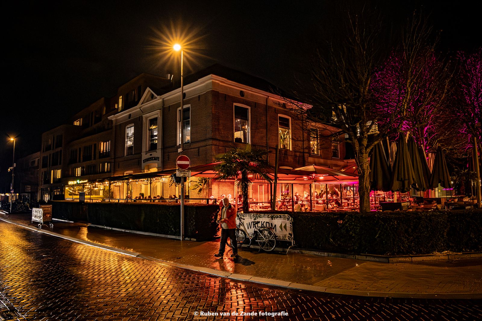Archipel aan de Nieuwstraat in Apeldoorn bij avond
