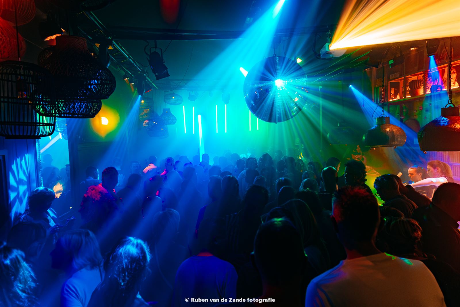 Blauwe lasers over de volle dansvloer