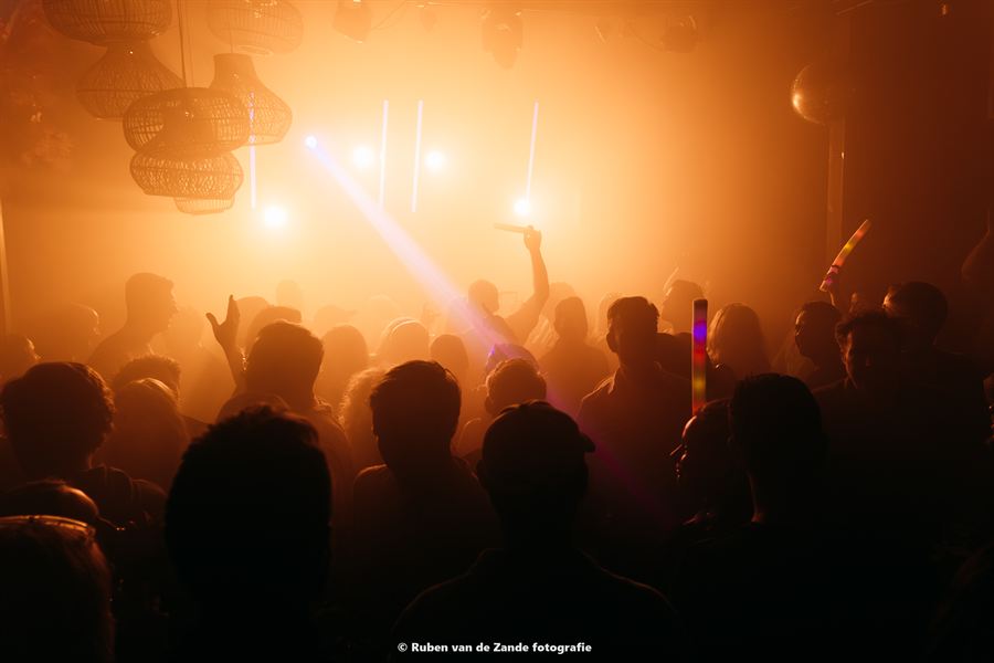 Silhouetten in oranje licht en rook