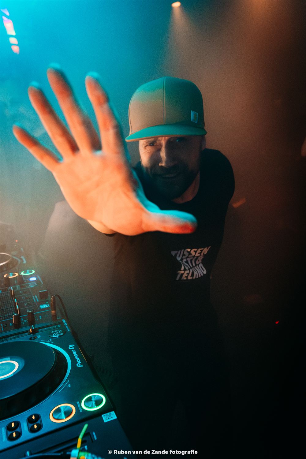 Dj achter de draaitafels tijdens een eerdere editie